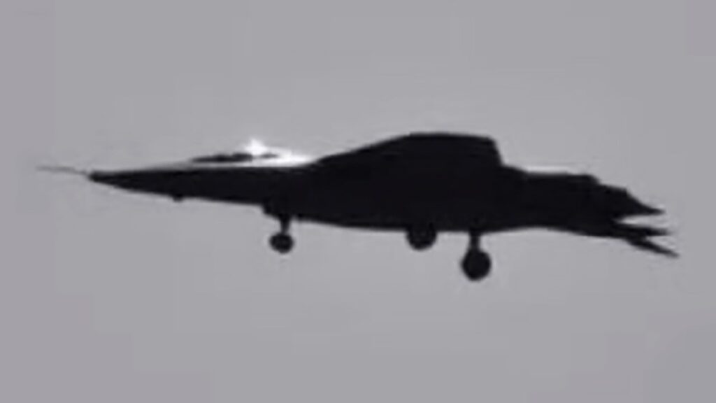 Exclusive First Look: China Unveils Next-Gen Tailless Stealth Fighter with Visible Canopy, Revolutionizing Airpower Technology