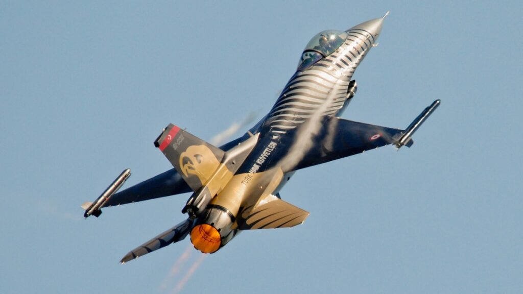 Turkish Air Force F-16 'Solo Turk' Demo Team's Heart-Stopping Close Call at Recent Airshow